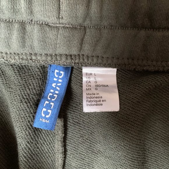 H&M Slim Fit Sweat Shorts - Picture 3 of 3